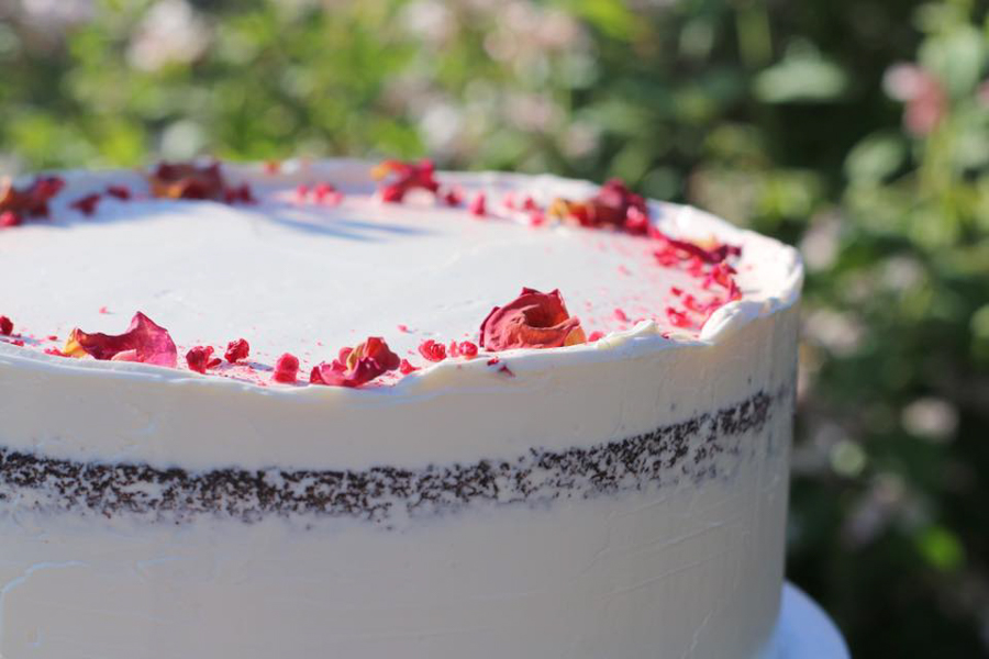 WEDDING CAKE ADVICE How To Incorporate Edible Flowers Into Your